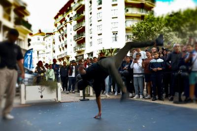 Miniature Vidéo Studio Andy LTH #3 Bouteille en verre remplie de liquide brun, fermée par un bouchon blanc, sur un fond sombre.