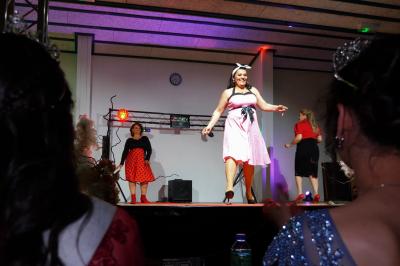 Miniature Vidéo Studio Andy LTH #4 Bouteille en verre remplie de liquide brun, fermée par un bouchon blanc, sur un fond sombre.