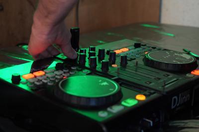 Miniature Vidéo Studio Andy LTH #5 Bouteille en verre remplie de liquide brun, fermée par un bouchon blanc, sur un fond sombre.