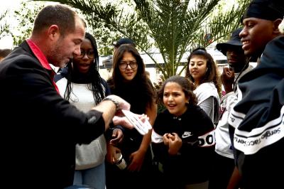 Miniature Vidéo Studio Andy LTH #2 Bouteille en verre remplie de liquide brun, fermée par un bouchon blanc, sur un fond sombre.