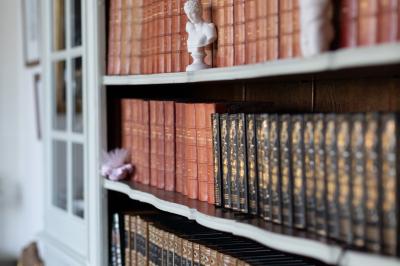 Cuisine professionnelle avec plans de travail en inox, réfrigérateurs, sol en bois clair et murs carrelés gris.