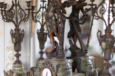 Cuisine professionnelle avec plans de travail en inox, réfrigérateurs, sol en bois clair et murs carrelés gris.