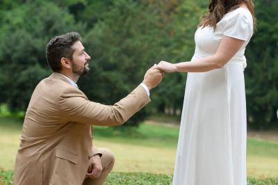 Cuisine professionnelle avec plans de travail en inox, réfrigérateurs, sol en bois clair et murs carrelés gris.