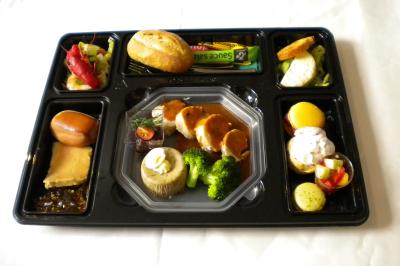 Plateau de verrines et bouchées variées, comprenant soupes, légumes, œufs et garnitures, présenté sur un plateau argenté.