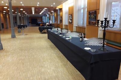 Plateau de verrines et bouchées variées, comprenant soupes, légumes, œufs et garnitures, présenté sur un plateau argenté.