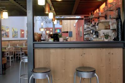 Plateau de verrines et bouchées variées, comprenant soupes, légumes, œufs et garnitures, présenté sur un plateau argenté.