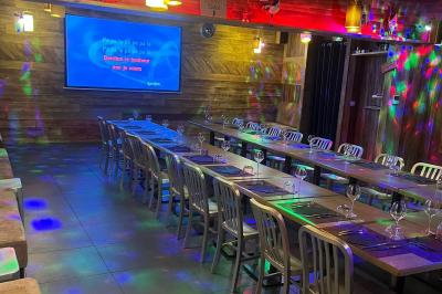 Plateau de verrines et bouchées variées, comprenant soupes, légumes, œufs et garnitures, présenté sur un plateau argenté.