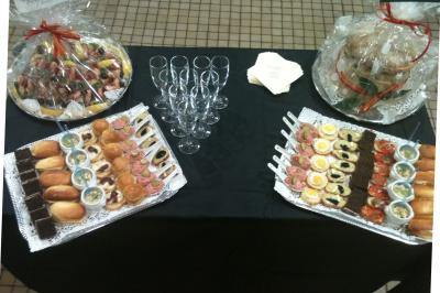 Plateau de verrines et bouchées variées, comprenant soupes, légumes, œufs et garnitures, présenté sur un plateau argenté.