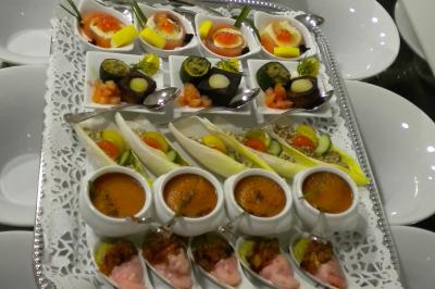 Plateau de verrines et bouchées variées, comprenant soupes, légumes, œufs et garnitures, présenté sur un plateau argenté.