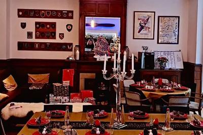 Intérieur d'un café lumineux avec canapés colorés, grandes fenêtres donnant sur une rue et un bar en arrière-plan.