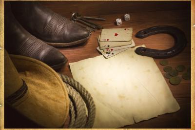 Affiche avec bottes, chapeau, fer à cheval, dés, cartes et pièce de papier évoquant un thème western.