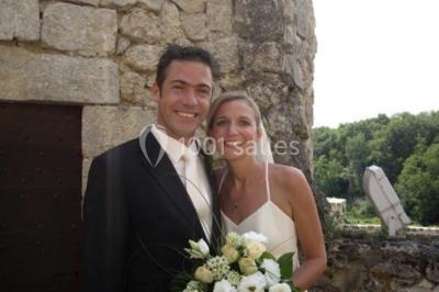 Vue nocturne d'un château en pierre éclairé par des projecteurs, mettant en valeur ses murs et ses fenêtres.