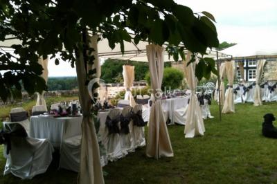 Vue nocturne d'un château en pierre éclairé par des projecteurs, mettant en valeur ses murs et ses fenêtres.