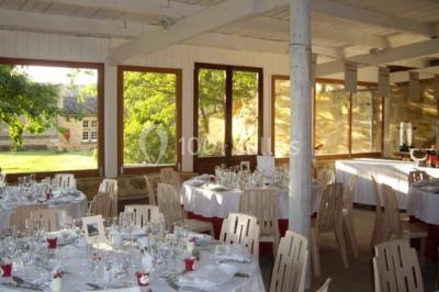 Vue nocturne d'un château en pierre éclairé par des projecteurs, mettant en valeur ses murs et ses fenêtres.