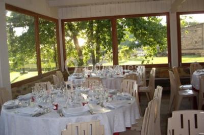 Vue nocturne d'un château en pierre éclairé par des projecteurs, mettant en valeur ses murs et ses fenêtres.