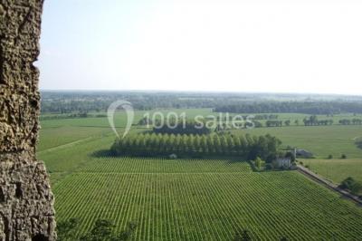 Vue nocturne d'un château en pierre éclairé par des projecteurs, mettant en valeur ses murs et ses fenêtres.