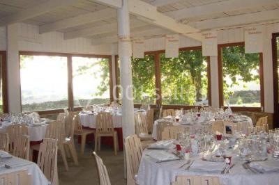 Vue nocturne d'un château en pierre éclairé par des projecteurs, mettant en valeur ses murs et ses fenêtres.
