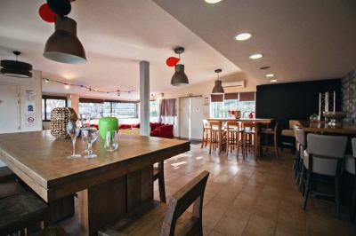 Deux fauteuils en osier blanc entourés de décorations florales et de voilages, installés sur une pelouse verdoyante.