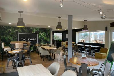 Deux fauteuils en osier blanc entourés de décorations florales et de voilages, installés sur une pelouse verdoyante.