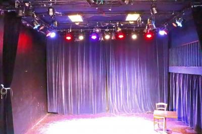 Façade d'un café-théâtre avec enseigne rouge ’Café Théâtre du Tet'art’ et affiches décoratives sur la vitrine.