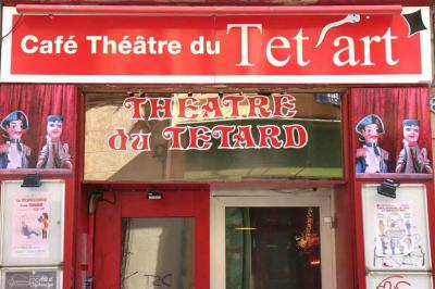 Façade d'un café-théâtre avec enseigne rouge ’Café Théâtre du Tet'art’ et affiches décoratives sur la vitrine.