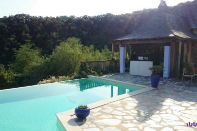 Un couple de mariés s'embrasse sous une haie d'honneur formée par des pompiers tenant des roses rouges.