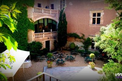 Un couple de mariés s'embrasse sous une haie d'honneur formée par des pompiers tenant des roses rouges.