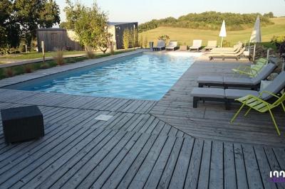 Un couple de mariés s'embrasse sous une haie d'honneur formée par des pompiers tenant des roses rouges.