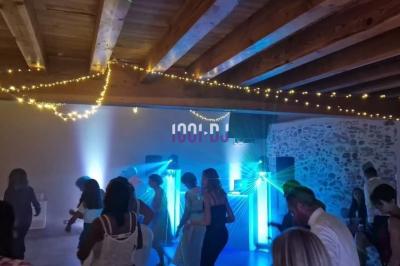 Un couple de mariés s'embrasse sous une haie d'honneur formée par des pompiers tenant des roses rouges.