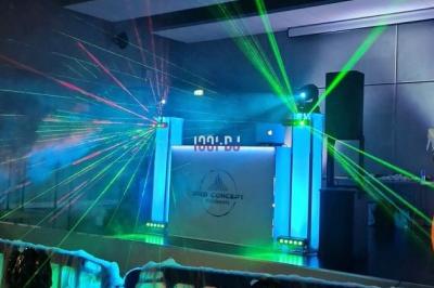 Un couple de mariés s'embrasse sous une haie d'honneur formée par des pompiers tenant des roses rouges.