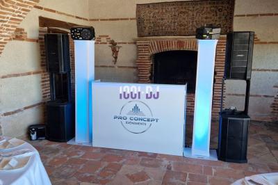 Vieille tour en briques rouges avec des fenêtres, entourée de végétation et d'un ciel bleu clair.