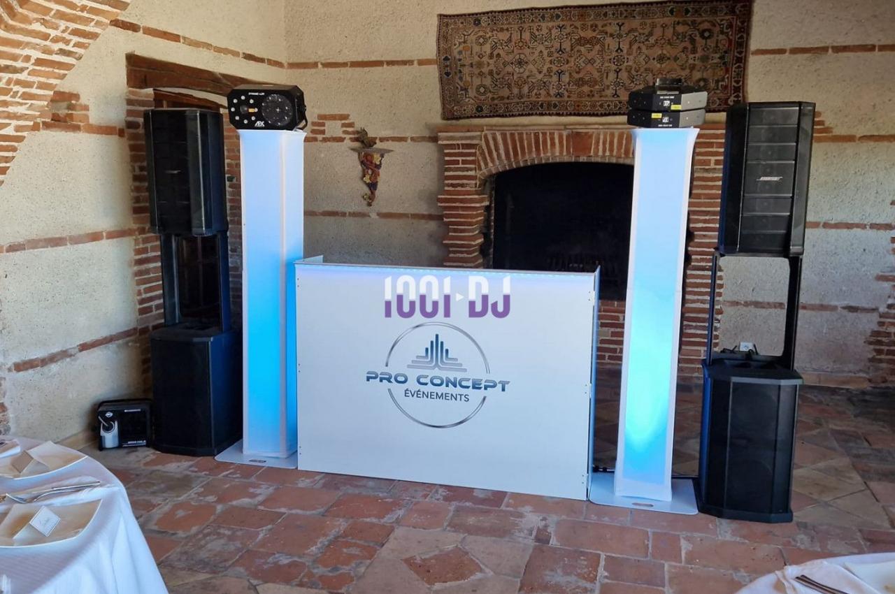 Installation de matériel de sonorisation et d'éclairage dans une salle en briques avec tables dressées pour un événement.