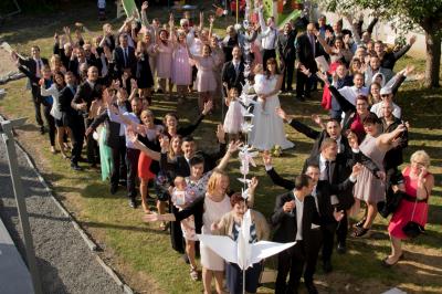 Une mariée glisse une alliance au doigt de son partenaire lors d'une cérémonie de mariage.