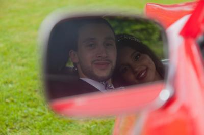 Une mariée glisse une alliance au doigt de son partenaire lors d'une cérémonie de mariage.