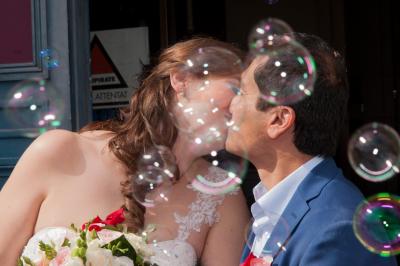 Une mariée glisse une alliance au doigt de son partenaire lors d'une cérémonie de mariage.