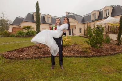Une mariée glisse une alliance au doigt de son partenaire lors d'une cérémonie de mariage.