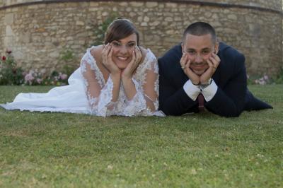 Une mariée glisse une alliance au doigt de son partenaire lors d'une cérémonie de mariage.