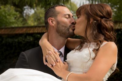 Une mariée glisse une alliance au doigt de son partenaire lors d'une cérémonie de mariage.