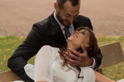 Une mariée glisse une alliance au doigt de son partenaire lors d'une cérémonie de mariage.