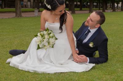 Une mariée glisse une alliance au doigt de son partenaire lors d'une cérémonie de mariage.