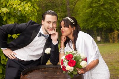 Une mariée glisse une alliance au doigt de son partenaire lors d'une cérémonie de mariage.