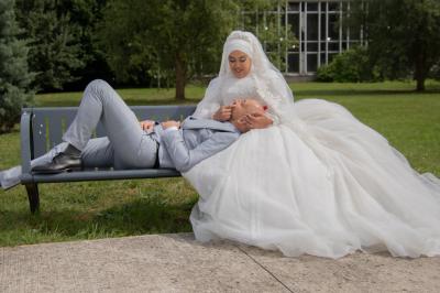 Une mariée glisse une alliance au doigt de son partenaire lors d'une cérémonie de mariage.