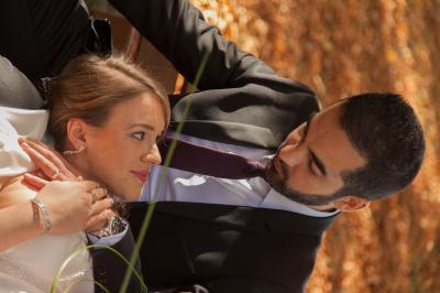 Une mariée glisse une alliance au doigt de son partenaire lors d'une cérémonie de mariage.