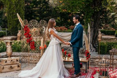 Une mariée glisse une alliance au doigt de son partenaire lors d'une cérémonie de mariage.