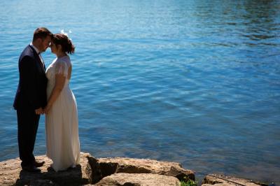 Une mariée glisse une alliance au doigt de son partenaire lors d'une cérémonie de mariage.