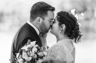 Une mariée glisse une alliance au doigt de son partenaire lors d'une cérémonie de mariage.