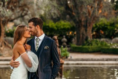 Une mariée glisse une alliance au doigt de son partenaire lors d'une cérémonie de mariage.