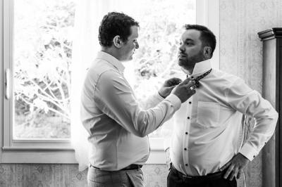 Une mariée glisse une alliance au doigt de son partenaire lors d'une cérémonie de mariage.