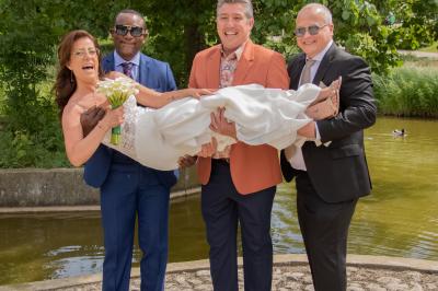 Une mariée glisse une alliance au doigt de son partenaire lors d'une cérémonie de mariage.