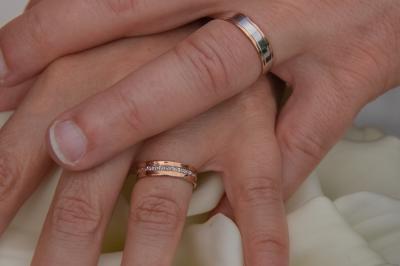 Une mariée glisse une alliance au doigt de son partenaire lors d'une cérémonie de mariage.